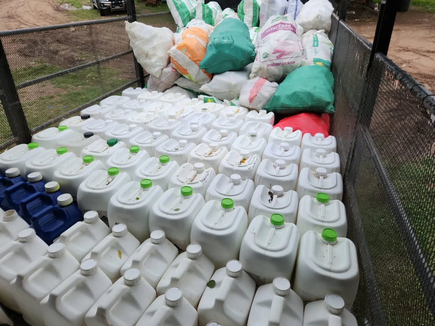 Camión cargado con envases vacíos recolectados