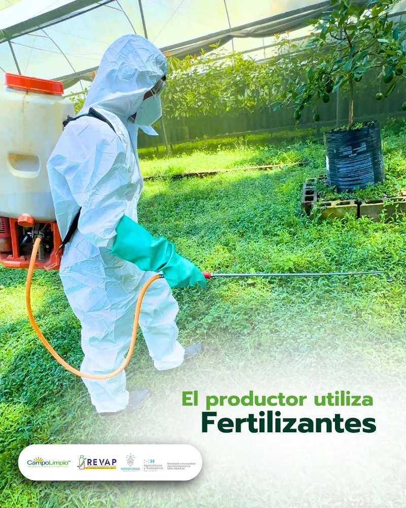 Productor aplicando fertilizantes con equipo de protección